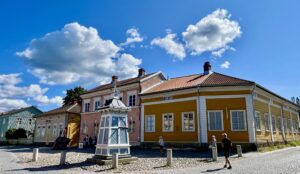 Mehr über den Artikel erfahren Die bezaubernden Holzhäuser von Alt-Rauma